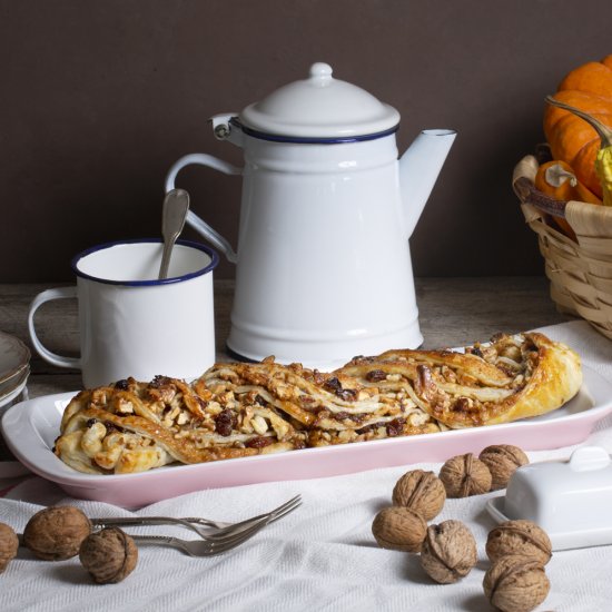 TRENZA DE HOJALDRE CON NUECES Y PAS