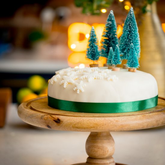 Simple Christmas Cake Decoration