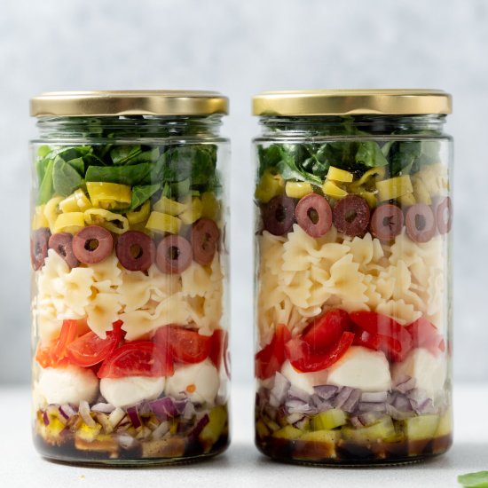 VEGETARIAN ITALIAN PASTA SALAD JAR