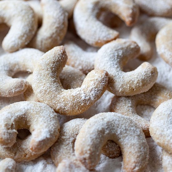 Vegan Vanilla Crescent Cookies