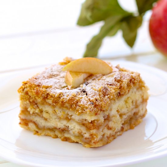 Layered Apple Crumble Cake