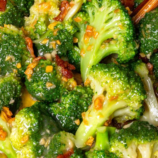 Broccoli with garlic sauce and baco