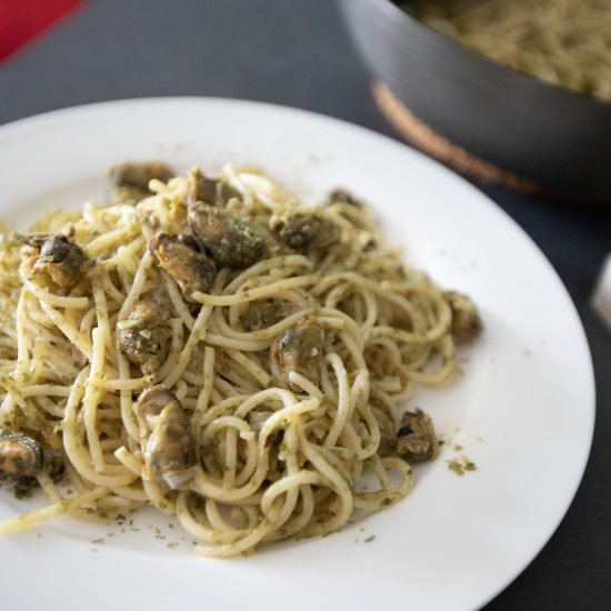 Creamy mussels and seaweed pasta