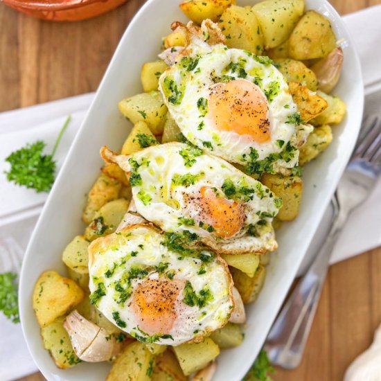 GARLIC Potatoes with Fried Eggs