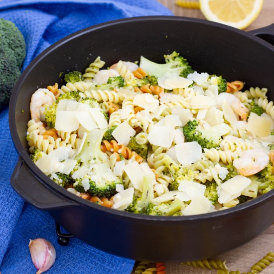 Pasta with broccoli and prawns