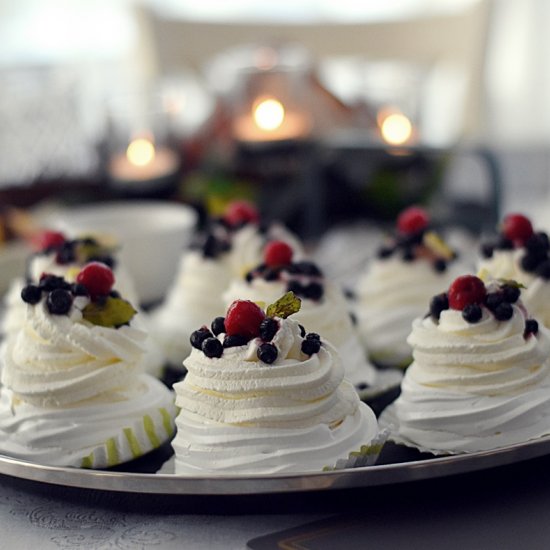 Pavlova with lemon curd