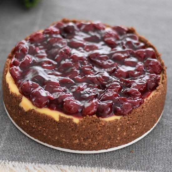 Cheesecake with cherry sauce