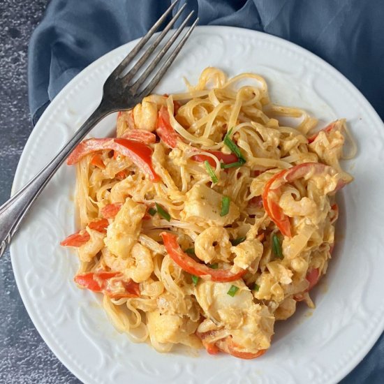 Creamy Fish and Prawn Noodles