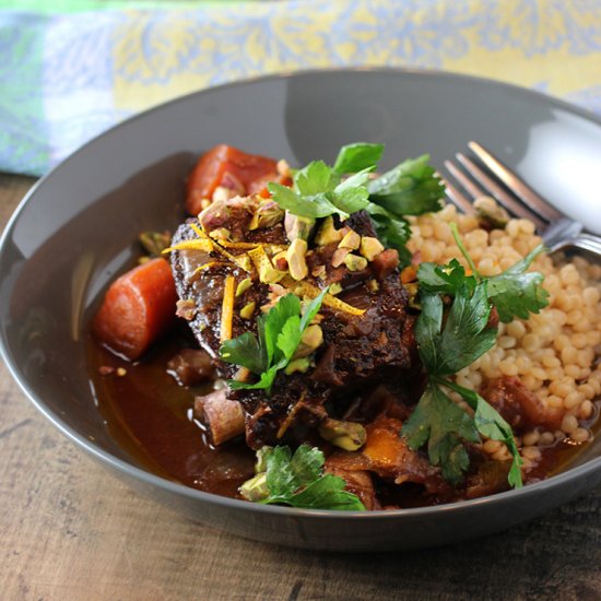 Short ribs with dates and pistachio