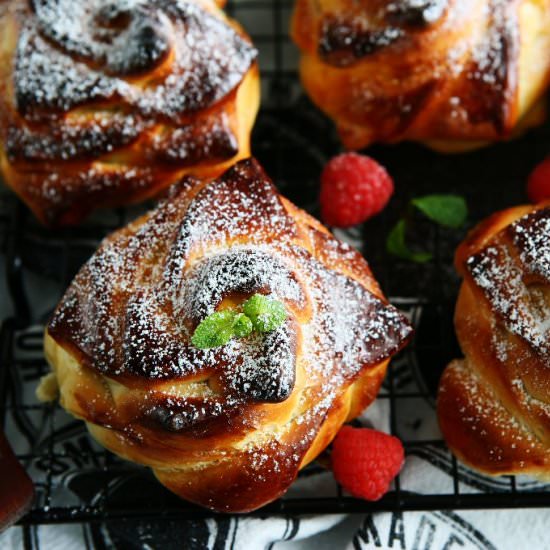 Spelt Rose Buns