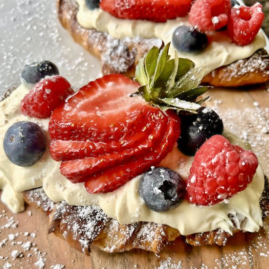 Brûlée Croissant & Berries